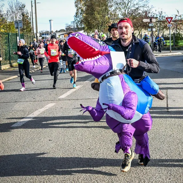 photo courir en mode dinosaure, il l’a fait !  ©  photo le maine libre yvon loue