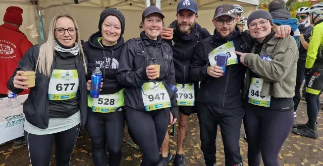 photo  estelle (au centre) et son groupe d’amis savourent l’après-course après avoir terminé les 10 km, bien au-delà de l’objectif fixé.  &copy;   photo : le maine libre 