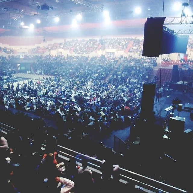 photo la salle antarès bondée pour jean-jacques goldman en 1998.  ©  photo archives le maine libre