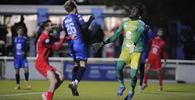 photo  à la réception d’un centre, hugo dupont devance un attaquant saumurois, sous les yeux de saturnin allagbé, et évite un autre but dans cette rencontre spectaculaire entre chauray et saumur (3-3).  &copy;  co - christophe bernard 