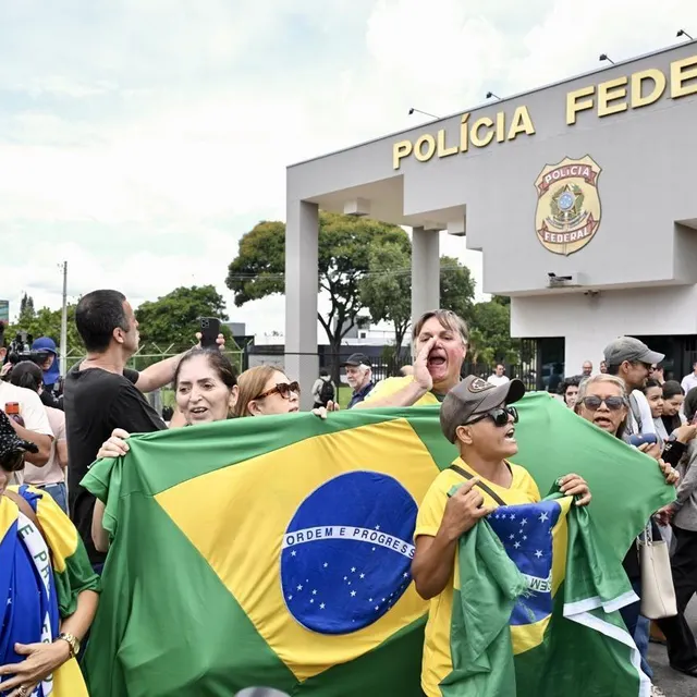 photo des supporters de jair bolsonaro devant le qg de la police à brasilia le 22 novembre 2025.  ©  afp / evaristo sa
