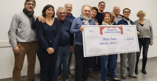 photo  jeudi 20 novembre, la troupe du théâtre de la dague a fait preuve de solidarité et d’engagement social en faisant un don de 1 000 € à l’association soleil afelt, le fruit des recettes générées par les représentations de la pièce « chat et souris », écrite par ray cooney, qui s’est tenue tout au long du mois de mars. soleil afelt est une association angevine qui accompagne les enfants atteints de cancer ou de leucémie et soutien les familles dans ce parcours difficile.  &copy;  co 