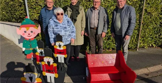 photo  derrière christine capron, quelques bénévoles dont annie et andré, actifs depuis le début.  &copy;  co 