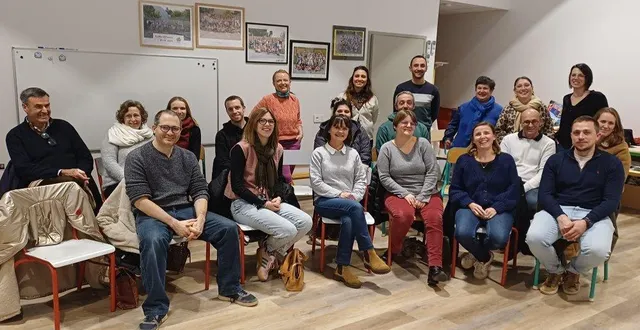 photo  parents, membres de l'ogec, de l'apel, équipe enseignante et asem réunis lors des assemblées générales des deux organismes.  &copy;  co 