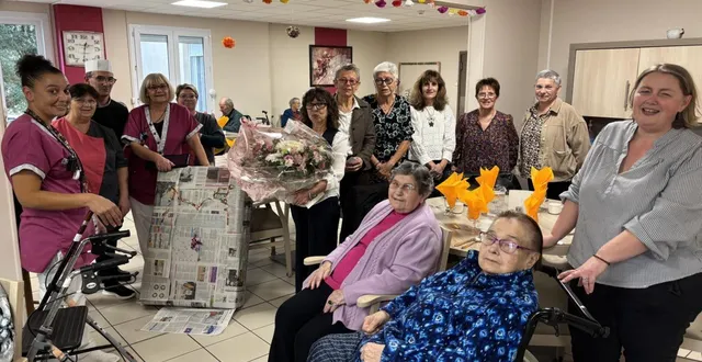 photo  les résidents n’ont pas manqué d’imagination et d’humour en emballant le cadeau de maria estevao dans du papier journal.  &copy;  co 