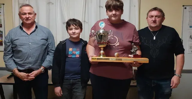 photo  le 2 novembre, le cercle notre-dame de beaufort a accueilli la finale du challenge de la coupe de la ville organisé par l’union beaufortaise. 23 équipes (un adulte et un enfant) des six sociétés de boule de fort de beaufort-en-vallée y ont participé. la finale a opposé mathias et laurent chaussepied de l’union comète à jonathan faivre pichery et philippe chollet de l’union comète aussi. victoire des premiers, 8 à 2.  &copy;  document remis 