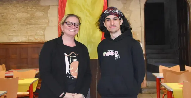 photo  javier moreno morales, artiste espagnol en immersion dans l’enseignement agricole, et lucie beldent formatrice à la mfr.  &copy;  le maine libre 