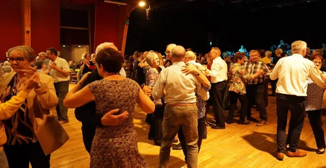 photo  le bal avait lieu mardi après-midi à la salle jean-carmet.  &copy;  le maine libre 