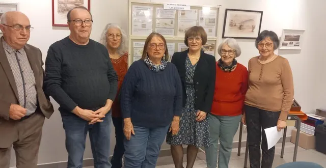 photo  des membres de l’amicale philatélique de la région de fillé lors du vernissage.  &copy;  le maine libre 
