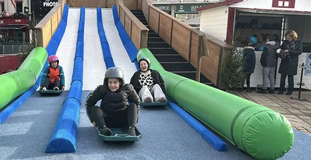 photo  niels, gauthier et sydney sur la nouvelle piste de luge du marché de noël du mans.  &copy;  ouest-france 