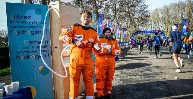 photo  une pompe à eau façon station essence a permis de remplir les verres servis aux coureurs.  &copy;  photo le maine libre - yvon loué 