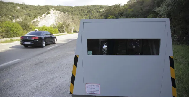 photo  un radar de chantier au flash 