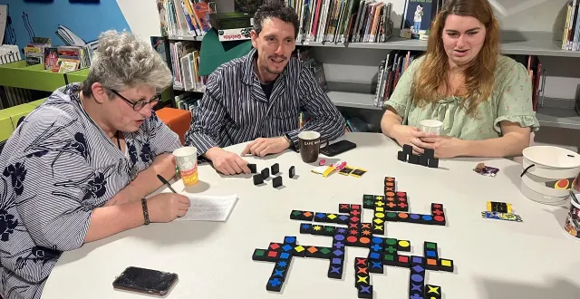 photo  de gauche à droite, isabelle, julien et isaure en pleine partie de qwirkle.  &copy;  ouest-france 