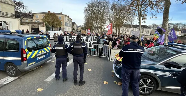 photo  près de 150 personnes ont manifesté en marge de la séance de dédicace de jordan bardella.  &copy;  le maine libre 