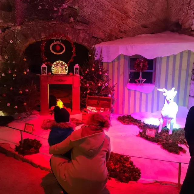 photo le marché de noël dans les troglos de doué-la-fontaine revient les 6 et 7 décembre.  ©  ville de doué-en-anjou