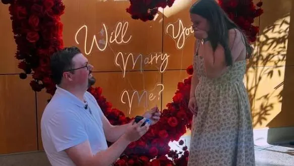 photo  les futurs mariés se sont rencontrés à l’hôpital, à leur sortie du coma.  &copy;  @zachzarembin/instagram 