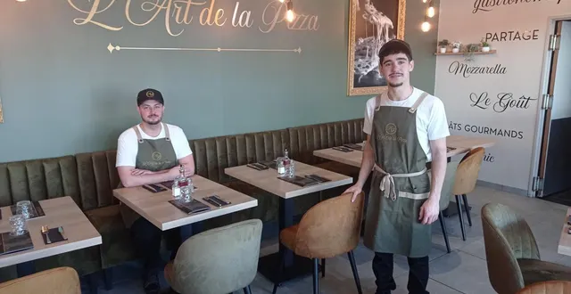 photo  fabien choplin, manager de l’art de la pizza (assis) avec benjamin, un des équipiers de l’établissement dans la salle nouvellement décorée.  &copy;  ouest-france 