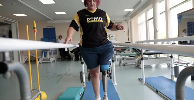 photo  julie rigault-chupin s’astreint quotidiennement à des exercices pour retrouver équilibre et mobilité au niveau de sa jambe gauche.  &copy;  co - benoit felace 