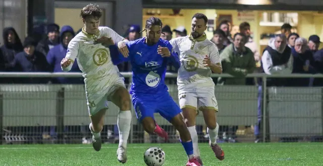 photo  vire (en blanc) a décroché un beau succès sur la pelouse de lannion, samedi 22 novembre 2025.  &copy;  ronan masson 