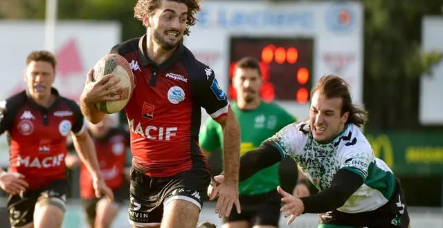 photo  anthony lavaux échappe au plaquage d’un adversaire et s’en va inscrire le premier essai niortais.  &copy;  co - marie delage 