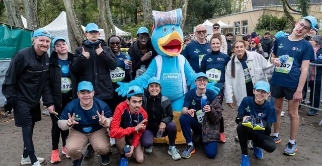 photo  les jeunes de l’ime, entourés par leurs éducateurs sont heureux d’être parvenus à finir la course.  &copy;  photo : le maine libre - xavier sarrat 