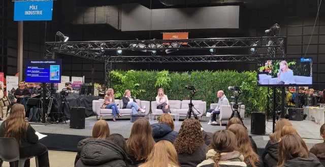 photo  à 14 h, une conf’express s’est tenue pour évoquer les milieux de la santé et du social. elle faisait intervenir la croix-rouge compétence normandie et le lycée leclerc-navarre d’alençon.  &copy;  ouest-france 