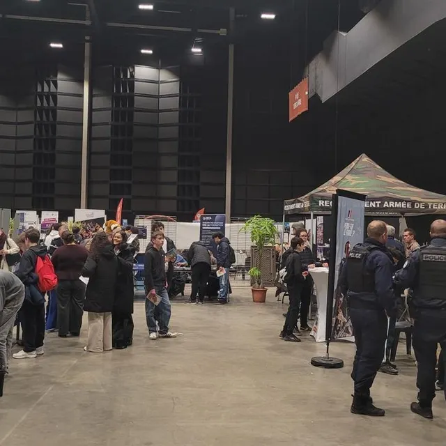 photo les stands sécurité et défense du salon ont attiré bon nombre d’élèves durant l’après-midi.  ©  ouest-france