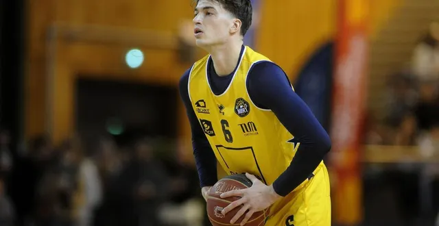 photo  blessé depuis plusieurs semaines, pierre cellerier est revenu sur le parquet pour ce quatrième tour de coupe de france.  &copy;  co - christophe bernard 