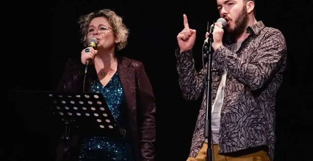 photo  catherine villedieu, responsable du pôle culturel à la communauté de communes andaine-passais et julien thézé, responsable du service culture à la ville de domfront-en-poiraie (orne), présentent le karaoké live participatif du 9 décembre 2025. ils ne sont pas les derniers à se joindre aux festivités.  &copy;  alban van wassenhove 
