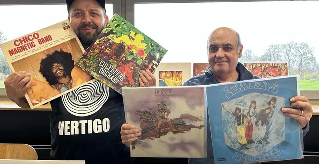 photo  christian et son beau-père josé ont de belles pépites en vente. le disque tout à gauche vaut 1 000 €.  &copy;  ouest-france 