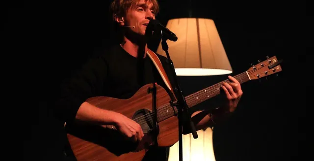 photo  ben mazué sur la scène joël-le theule à sablé-sur-sarthe, jeudi 20 novembre 2025.  &copy;  ouest-france 