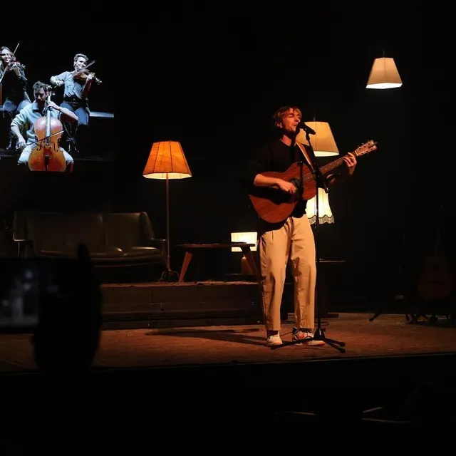 photo les musiciens qui accompagnaient ben mazué sur scène apparaissaient dans des écrans durant le concert.  ©  ouest-france