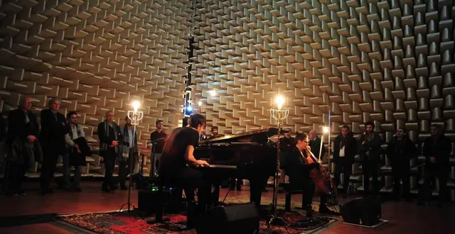 photo  lors d’un concert dans une chambre semi-anéchoïque pendant la première biennale du son, au mans (sarthe).  &copy;  ville du mans 