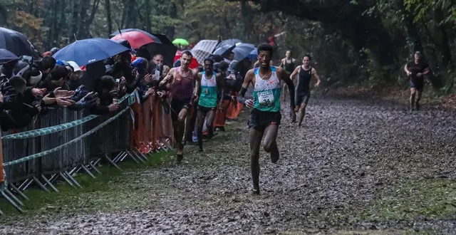 photo  yann schrub, en deuxième position, n’est pas parvenu à dépasser l’éthiopien milkessa fikadu ce dimanche 23 novembre 2025 à allonnes.  &copy;  le maine libre 