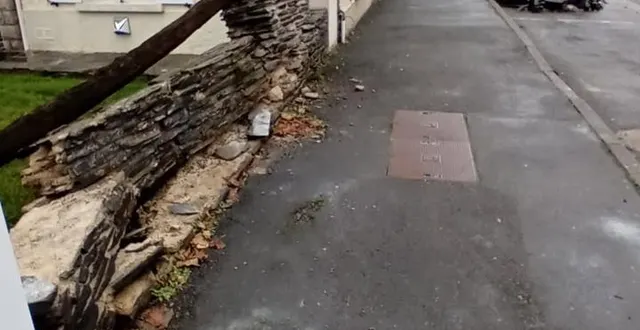 photo  un muret et plusieurs voitures ont été impactés par l’accident, rue d’angers.  &copy;  ouest-france 