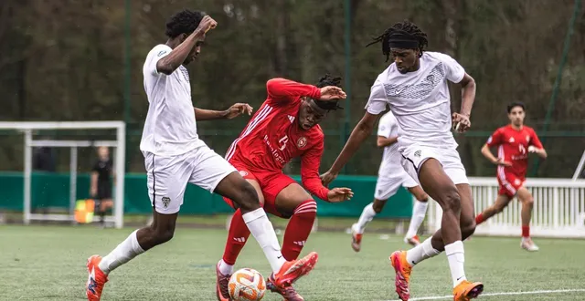 photo  isaac kilani (au centre) et les vertaviens nourrissent des regrets après cette défaite contre angers.  &copy;  léonard verdu 