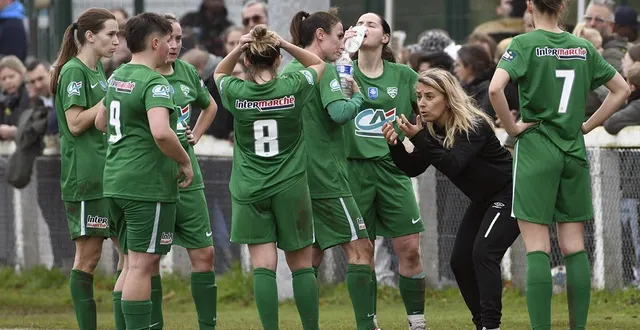 photo  mélina mohammadi, l'entraîneuse d'ifs, motive ses joueuses face à chartres en coupe de france, ce dimanche 23 novembre 2025.  &copy;  gérard piwtorak 