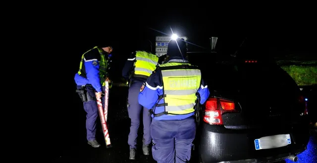 photo  reportage lors d’un contrôle des gendarmes à la sortie d’une boîte de nuit près d’angers.  &copy;  ouest-france 