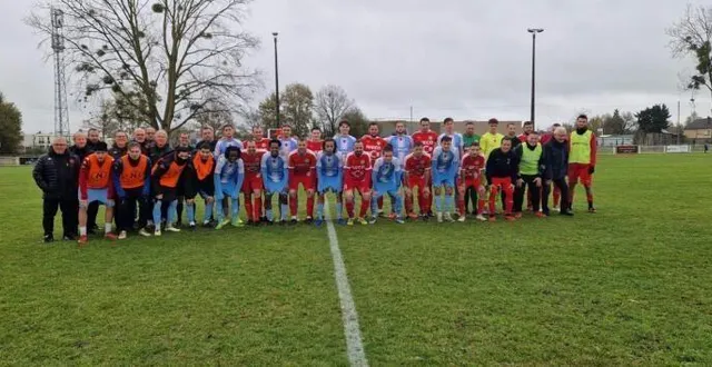photo  les joueurs de mayet ont pris la pause avec ceux du mans, avant le match.  &copy;  ouest-france 