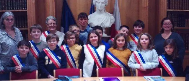 photo  jeudi, la première réunion du nouveau conseil municipal des enfants a eu lieu dans la grande salle du conseil, au sein de la maison commune. marie-ange fouchereau, maire, a accueilli les enfants en leur expliquant leur rôle. ensuite, valérie avenel, adjointe, accompagnée par sylvie durand et laura clément, conseillères municipales, ont dirigé la réunion et indiqué, entre autres, le fonctionnement du cme. « maintenant, les nouveaux jeunes élus vont pouvoir préparer et présenter leurs projets », explique l’adjointe.  &copy;  ouest-france 