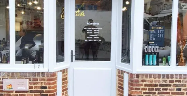 photo  un salon de coiffure mixte a rouvert, place du marché.  &copy;  bernard meunier 