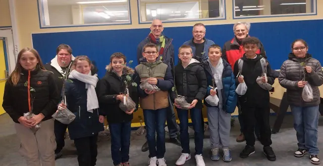 photo  les anciens écoliers ont récupéré leur plant de pommier, greffé le 31 mars. au dernier rang, sylvain houllier, leur enseignant de cm2, serge babarit et raymond legeard, représentant les croqueurs de pommes du bocage normand.  &copy;  ouest-france 