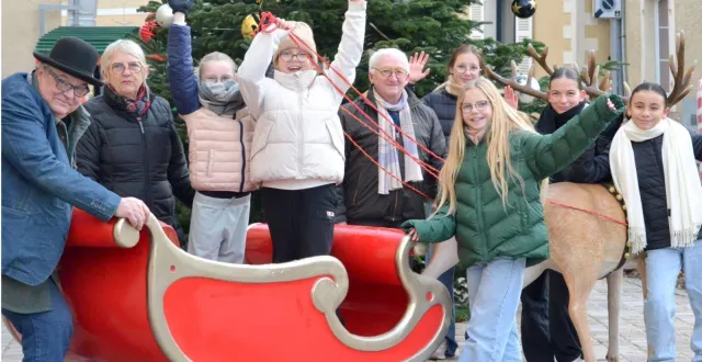 photo  les enfants du conseil municipal des jeunes n’ont pas ménagé leurs efforts pour embellir la place saint-pierre.  &copy;  le maine libre 