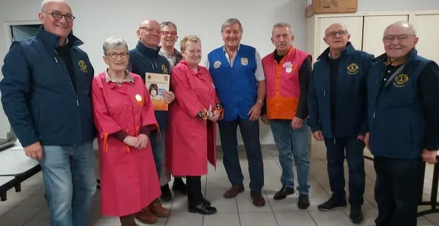 photo  les membres du lions club, claire coulonnier et les blouses roses : anne-marie sergent, françoise maillard et olivier antoine.  &copy;  le maine libre 