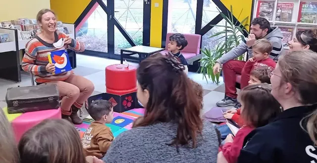 photo  les lectures d’histoires, ici celle animée par camille cancel, ont désormais aussi lieu le mercredi à la médiathèque.  &copy;  le maine libre. 