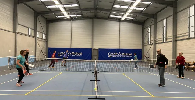 photo  chaque semaine, le tennis-club d’aubigné-racan vaas propose un créneaude pickleball ouvert à tous.  &copy;  ouest-france 