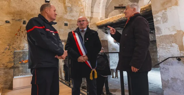 photo  samedi, lors de l’inauguration du nouveau bâtiment d’accueil à l’abbaye.le maire, régis bourneuf (au centre), avec un représentant de la fondation du patrimoine (à droite), à l’intérieur de l’aile nord de l’abbaye.  &copy;  ouest-france 