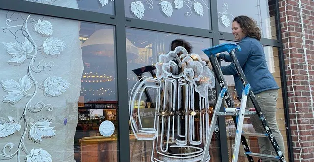 photo  la première réalisation de décor à tiph est la vitrine des 3 brasseurs.  &copy;  ouest-france 