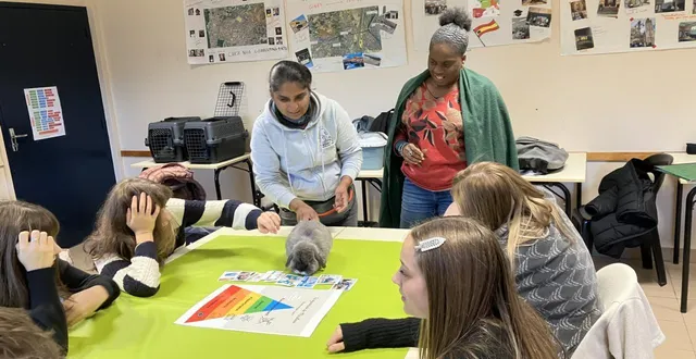 photo  magali valentin, intervenante en médiation par l’animal, et claudine marcelin, professeur principal, présentant un lapin bélier aux élèves de 3e de la mfr le cèdre.  &copy;  co. 