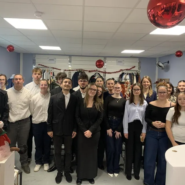 photo les élèves de première et de terminales en bac pro commerce réunis pour l’ouverture officielle de blaise & compagnie.  ©  ouest-france